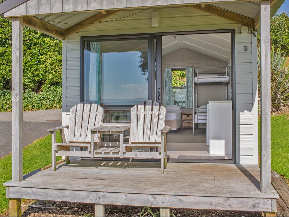 Oakura Beach Holiday Park ภายนอก รูปภาพ