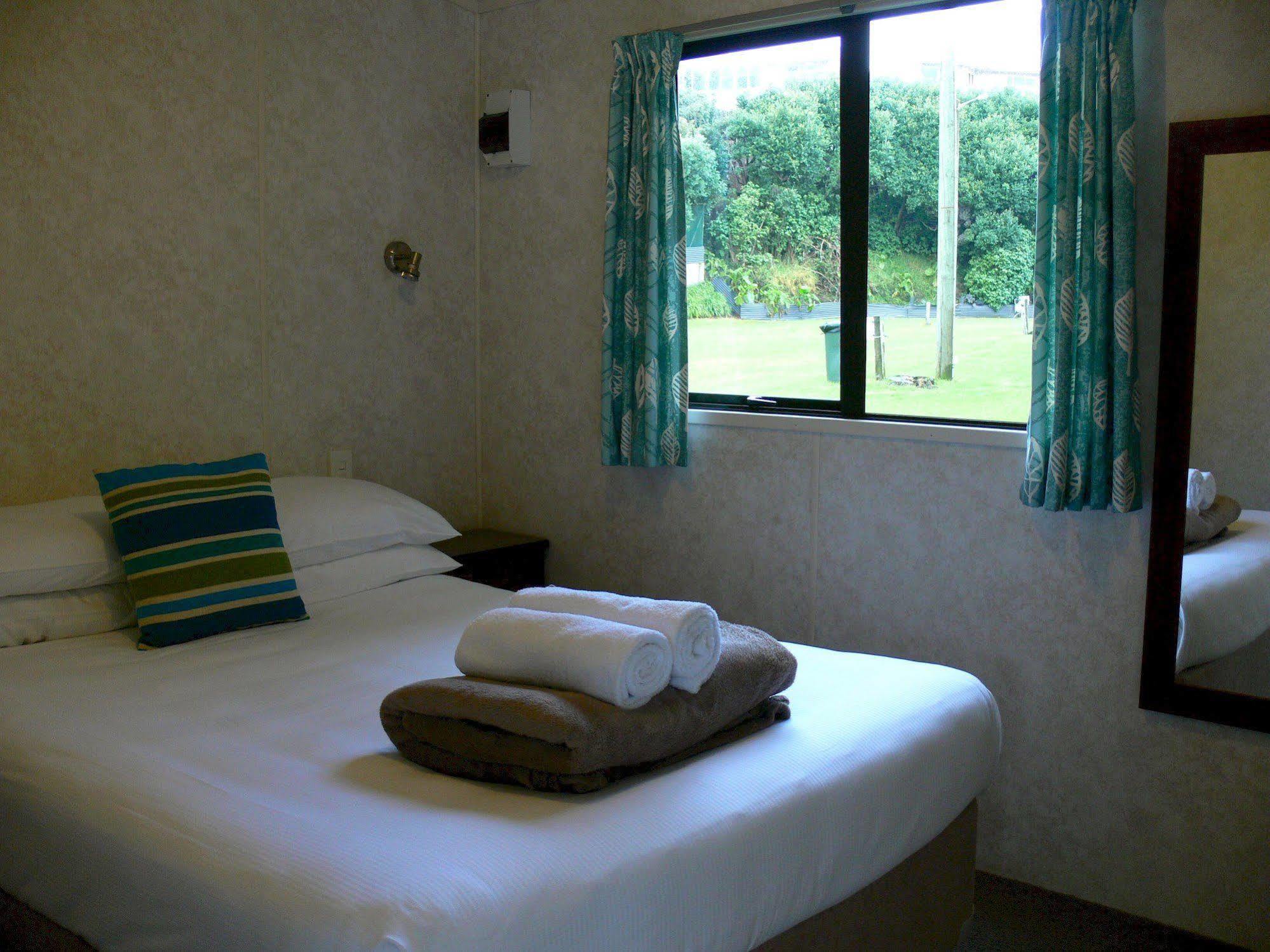 Oakura Beach Holiday Park ภายนอก รูปภาพ