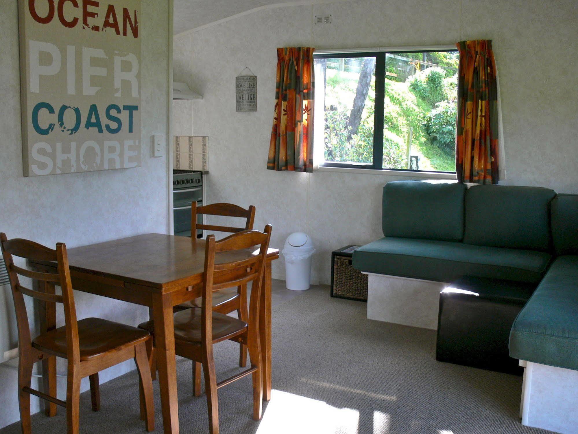 Oakura Beach Holiday Park ภายนอก รูปภาพ