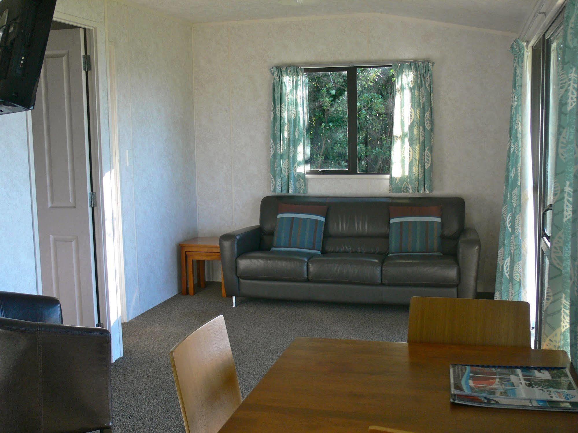 Oakura Beach Holiday Park ภายนอก รูปภาพ