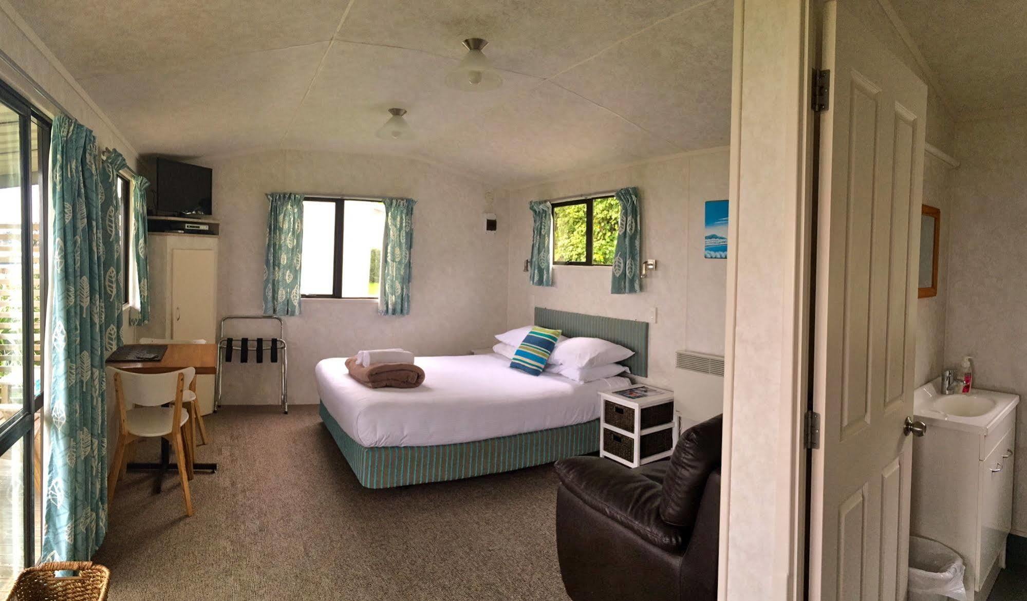 Oakura Beach Holiday Park ภายนอก รูปภาพ