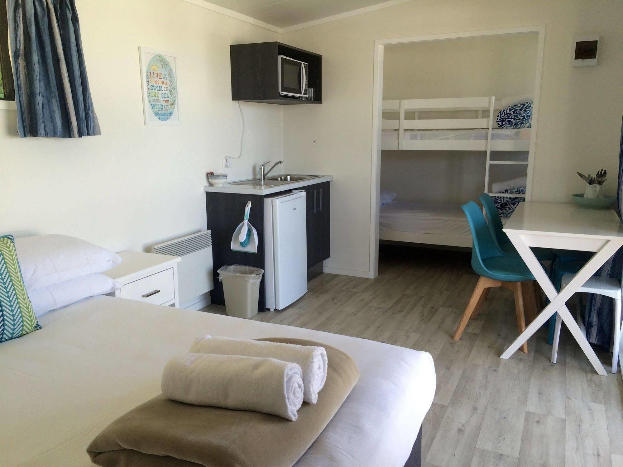 Oakura Beach Holiday Park ภายนอก รูปภาพ