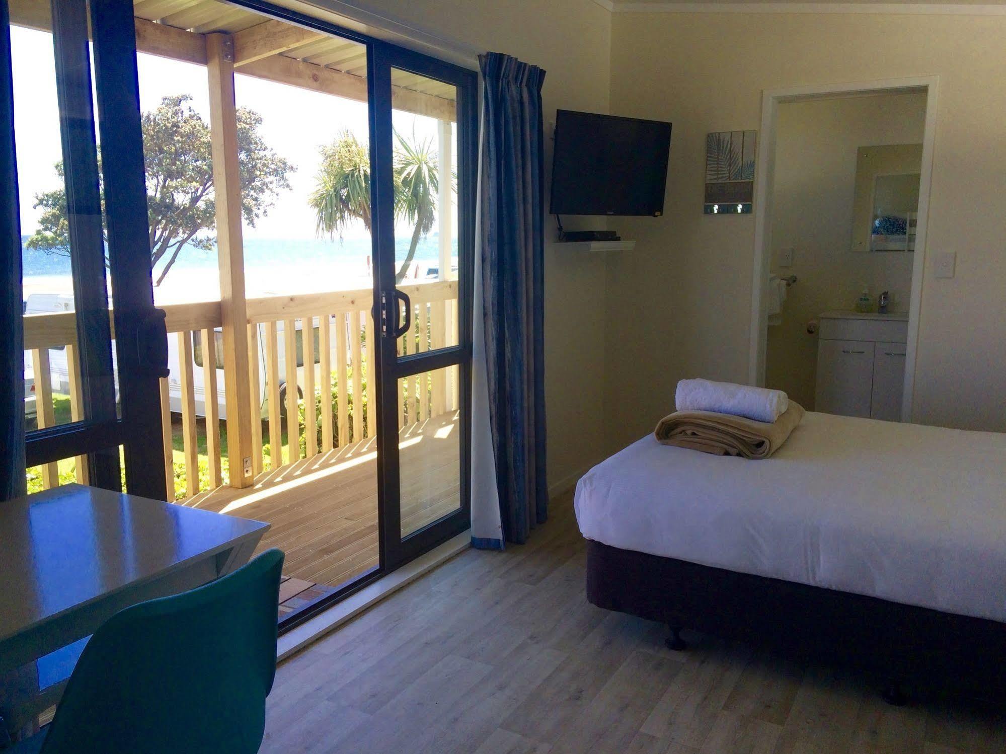 Oakura Beach Holiday Park ภายนอก รูปภาพ