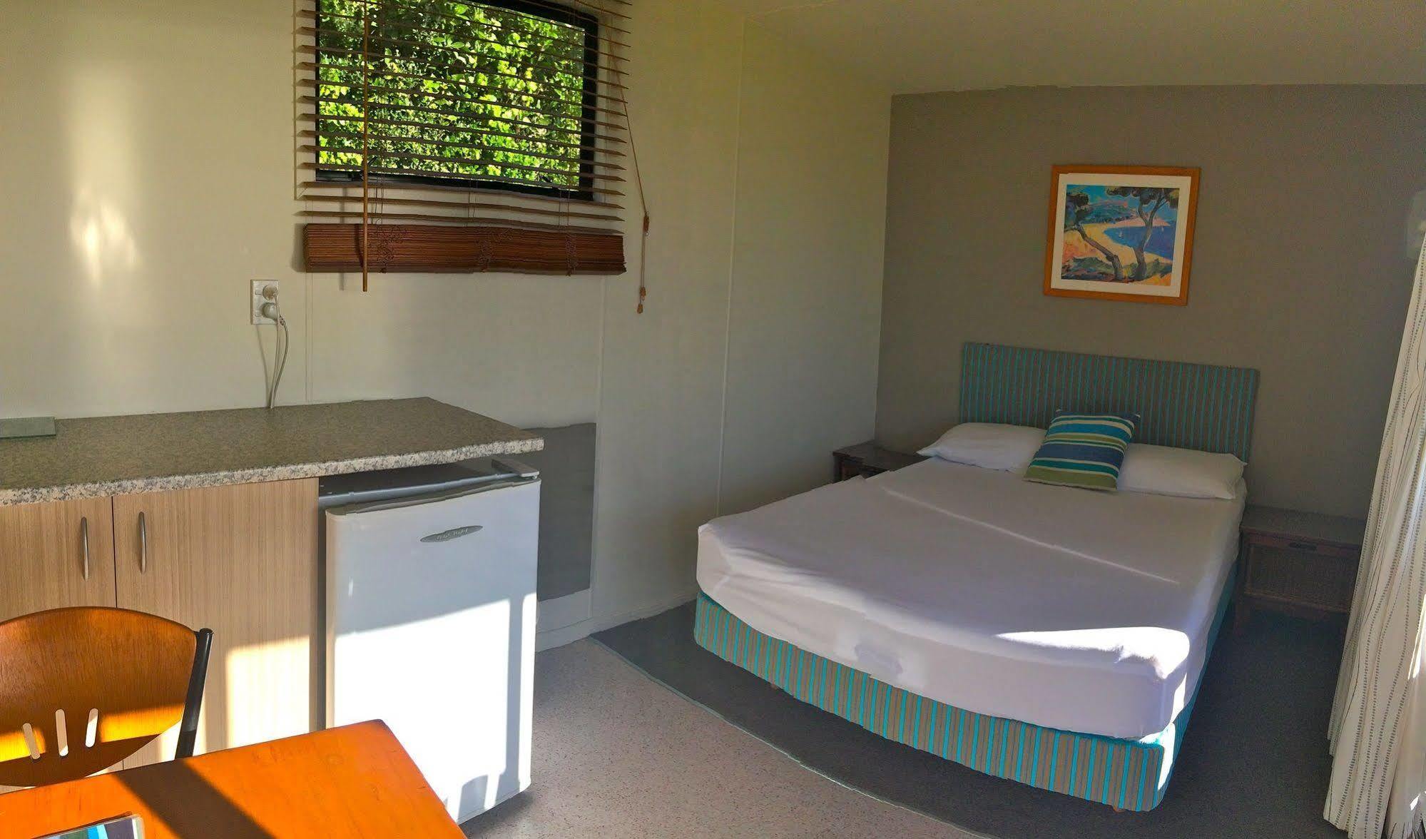 Oakura Beach Holiday Park ภายนอก รูปภาพ